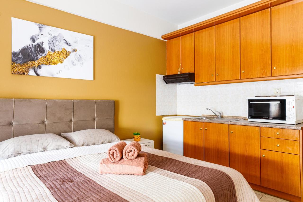 Blaze Studios & Apartments ซานธี ภายนอก รูปภาพ