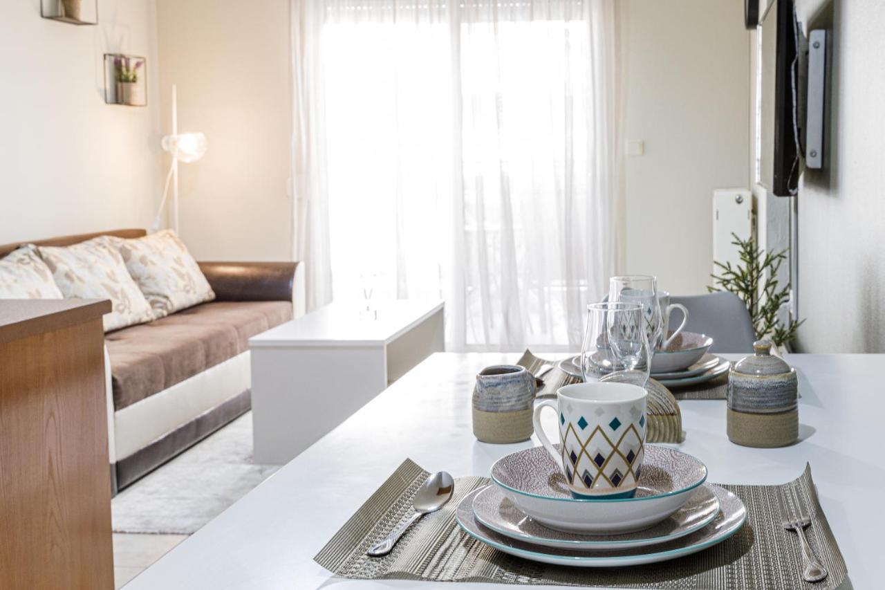 Blaze Studios & Apartments ซานธี ภายนอก รูปภาพ