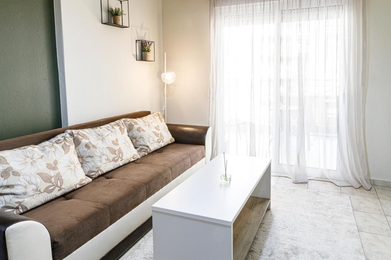 Blaze Studios & Apartments ซานธี ภายนอก รูปภาพ