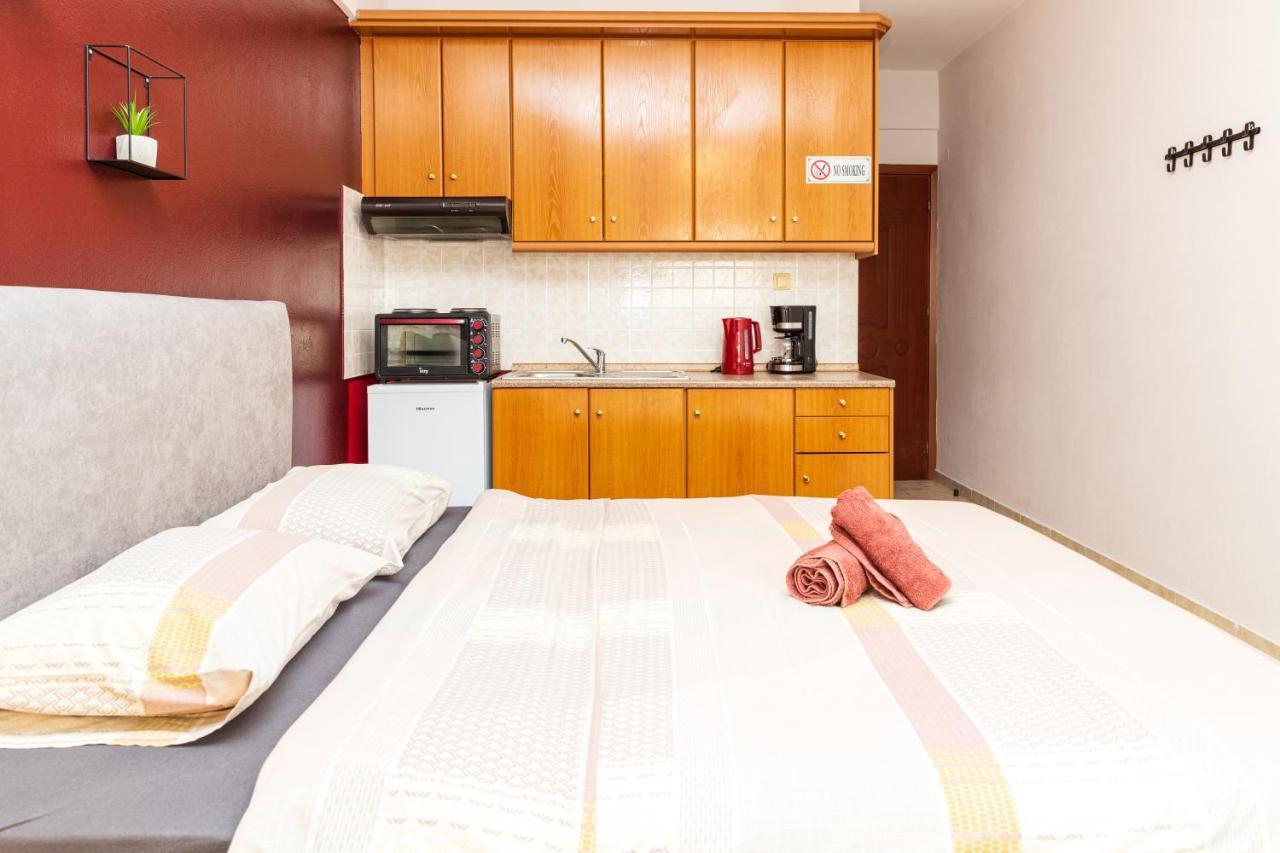 Blaze Studios & Apartments ซานธี ภายนอก รูปภาพ