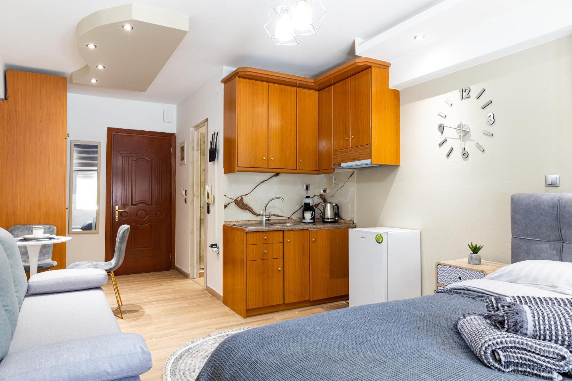 Blaze Studios & Apartments ซานธี ภายนอก รูปภาพ